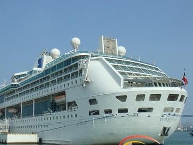 Tàu Trung Quốc chở 100 khách du lịch trái phép tới Hoàng Sa Tàu Trung Quốc chở 100 khách du lịch trái phép tới Hoàng Sa