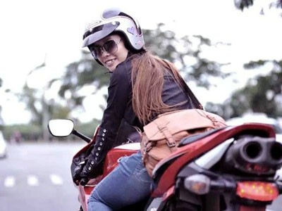 Nữ biker mê mô tô phân khối lớn Nữ biker mê mô tô phân khối lớn