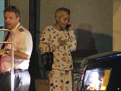 Chán gợi cảm, Miley Cyrus diện đồ ngủ lên máy bay Chán gợi cảm, Miley Cyrus diện đồ ngủ lên máy bay