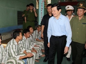 Chủ tịch nước thăm, kiểm tra Trại giam Phú Sơn 4 Chủ tịch nước Trương Tấn Sang kiểm tra nơi ở của phạm nhân nam. (Ảnh: Nguyễn Khang/TTXVN)