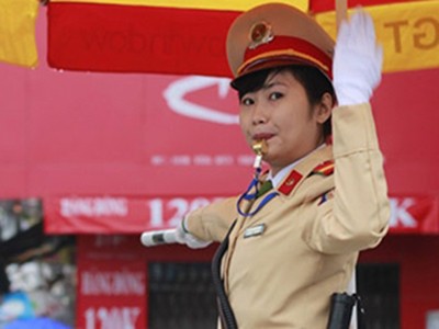 Mở lớp dạy CSGT...cười và xin lỗi dân Mở lớp dạy CSGT...cười và xin lỗi dân