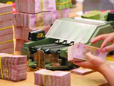 Giảm lãi suất nhỏ giọt Hiện mới chỉ có một số ngân hàng thương mại giảm lãi suất nhỏ giọt, cho khoản vay ngắn hạn. Ảnh: PV