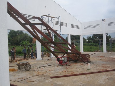 Sập mái vì kèo chợ, 2 người thương vong Sập mái vì kèo chợ, 2 người thương vong