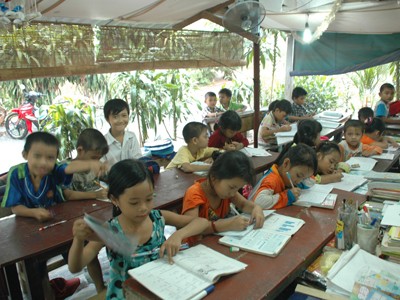 Lớp học bên hiên trại phong Lớp học bên hiên trại phong