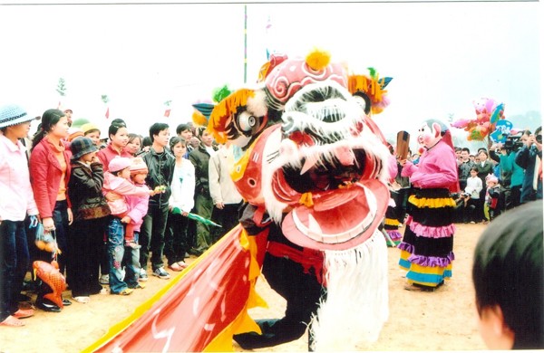 Du xuân trảy hội lồng tồng Du xuân trảy hội lồng tồng