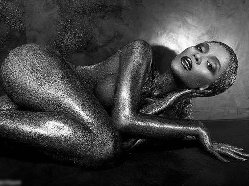 Beyonce phủ nhũ vàng khắp người thay cho quần áo Beyonce phủ nhũ vàng khắp người thay cho quần áo