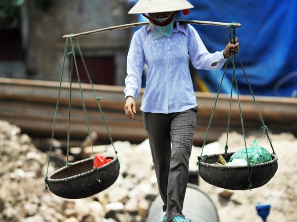 Người dân Hà Nội 'làm xiếc' trên sông Người dân Hà Nội 'làm xiếc' trên sông