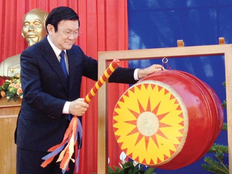 Chủ tịch nước gióng trống khai giảng năm học mới Chủ tịch nước gióng trống khai giảng năm học mới