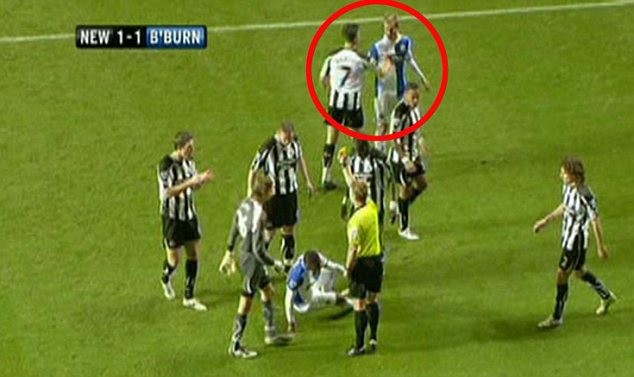 “Ngựa chứng” Joey Barton đấm đối thủ “Ngựa chứng” Joey Barton đấm đối thủ
