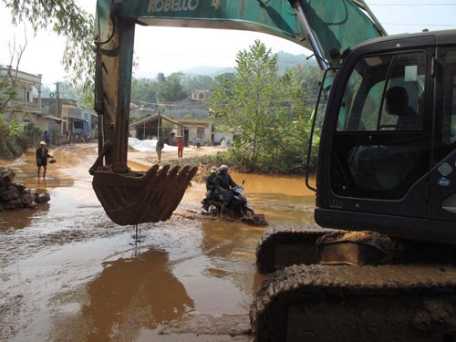 'Lũ bùn đỏ' tấn công hàng trăm hộ dân Cao Bằng 'Lũ bùn đỏ' tấn công hàng trăm hộ dân Cao Bằng