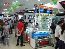 Giá hàng điện tử giảm Người tiêu dùng tại Media Mart - Ảnh: VTC News.