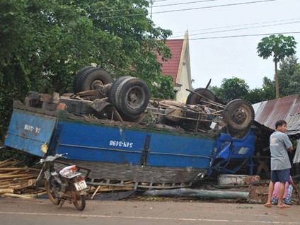 Nổ lốp, xe tải chở gỗ lật ngửa Nổ lốp, xe tải chở gỗ lật ngửa