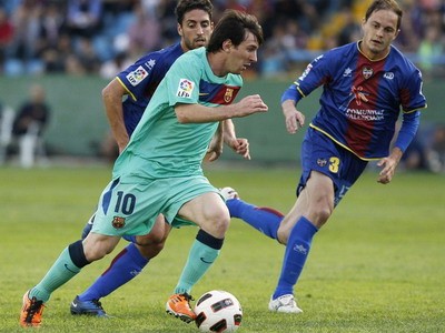 Messi phô diễn kĩ thuật siêu đẳng Messi phô diễn kĩ thuật siêu đẳng