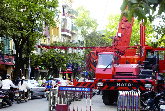 Cần cẩu lủng lẳng trên phố: ai xử phạt? Cẩu xây dựng lấn đường giao thông trên đường phố Huế, Hà Nội