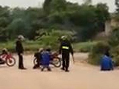 Làm rõ vụ tố cảnh sát cơ động bắt dân quỳ giữa đường Hình ảnh thanh các thanh niên quỳ dưới chân cảnh sát cơ động.