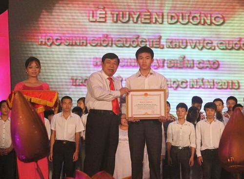 Nghệ An: Gần 2,5 tỷ đồng tặng thưởng học sinh giỏi Nghệ An: Gần 2,5 tỷ đồng tặng thưởng học sinh giỏi