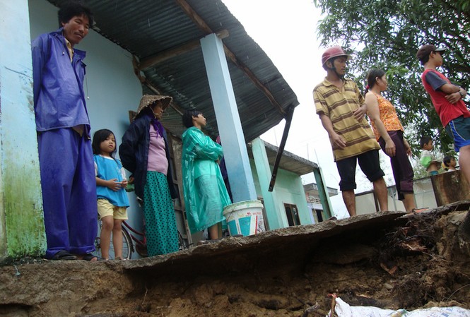Hàng vạn dân gồng mình đối phó lũ dồn dập Hàng vạn dân gồng mình đối phó lũ dồn dập