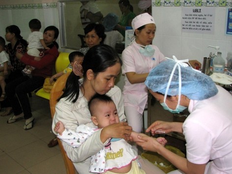 Tiêm vắc xin Quinvaxem: Vẫn ngay ngáy lo tai biến! Tiêm vắc xin Quinvaxem: Vẫn ngay ngáy lo tai biến!