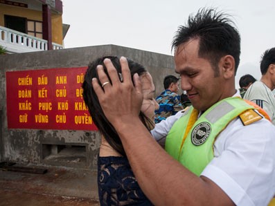 Chuyến tàu đặc biệt ra Trường Sa: Sóng 'yêu', sóng 'ghét' Chuyến tàu đặc biệt ra Trường Sa: Sóng 'yêu', sóng 'ghét'