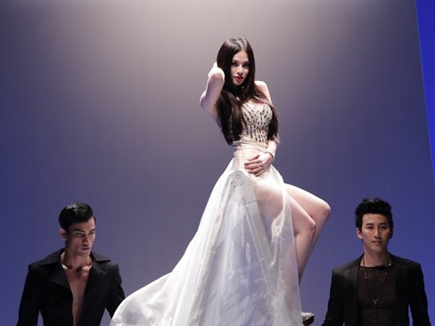 Thu Thủy gợi cảm khuấy động sàn catwalk Thu Thủy gợi cảm khuấy động sàn catwalk