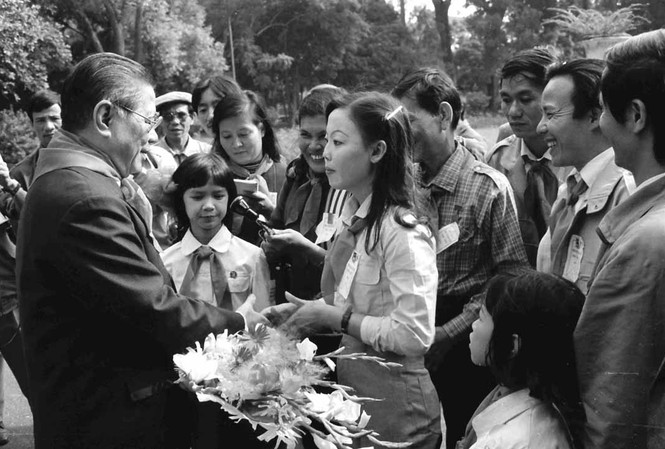 Người đưa con thuyền Việt Nam tiến ra biển lớn Người đưa con thuyền Việt Nam tiến ra biển lớn