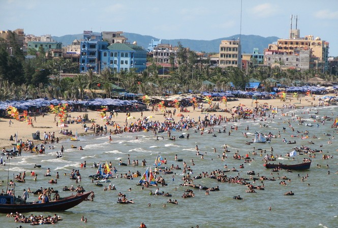 Sôi động Bãi biển xinh đẹp Sầm Sơn (Thanh Hóa) bắt đầu đón khách du lịch mùa hè năm 2011.Ảnh: Hoàng Lam.