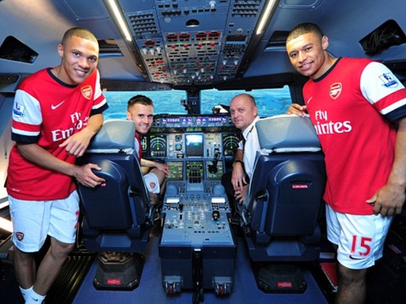 Học Lý Nhã Kỳ, cầu thủ Arsenal đại náo buồng lái máy bay Học Lý Nhã Kỳ, cầu thủ Arsenal đại náo buồng lái máy bay
