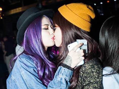 Sốc với nụ hôn đồng giới của hot vlogger An Nguy Sốc với nụ hôn đồng giới của hot vlogger An Nguy