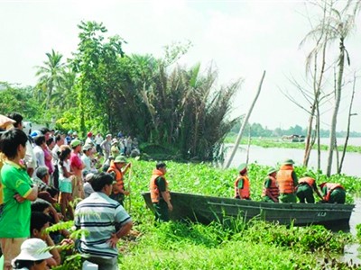 Ngày đại tang bên sông Sài Gòn Hàng trăm người dân đứng trên bờ chờ tin