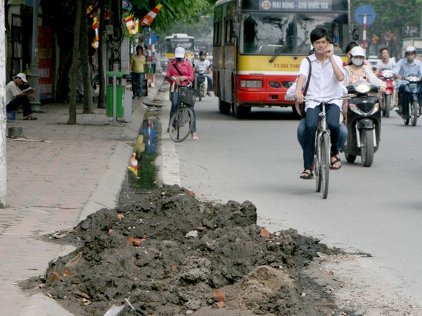 Bùn đổ đầy đường, người dân lại khốn khổ Cả đống bùn hôi thối nằm chềnh ềnh trên phố Chùa Bộc
