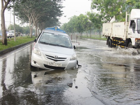 Taxi sụp ổ gà 'khủng', tài xế may mắn thoát chết Taxi sụp ổ gà 'khủng', tài xế may mắn thoát chết