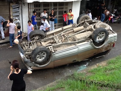 Ô tô nổ lốp lật ngửa trên đường Ô tô nổ lốp lật ngửa trên đường