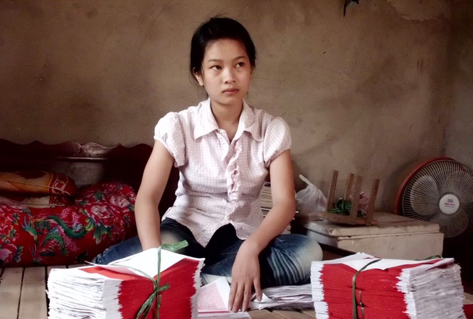 Nữ sinh mồ côi vượt qua nghịch cảnh Nhàn gấp giấy vàng kiếm sống Ảnh: Nguyễn Sáng