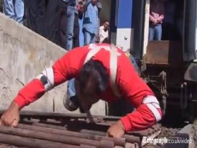 Người đàn ông khỏe hơn 100 con ngựa Người đàn ông khỏe hơn 100 con ngựa
