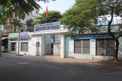 Nữ sinh bị cướp tóc táo tợn trước cổng trường? Nữ sinh bị cướp tóc táo tợn trước cổng trường?