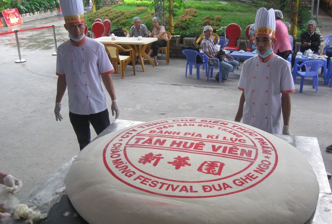 Chiếc bánh Pía nặng 306kg Chiếc bánh Pía nặng 306kg