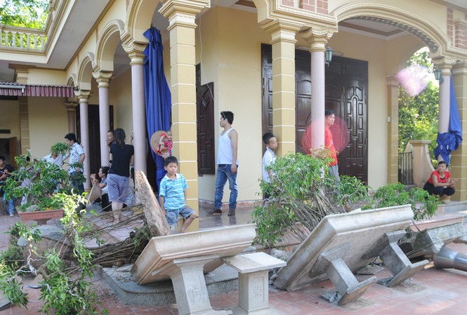 30 người 'cưỡi' ba ô tô vây, phá nhà dân 30 người 'cưỡi' ba ô tô vây, phá nhà dân