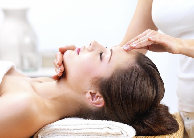 Đẹp trong ngày trọng đại Làm đẹp da mặt là nhu cầu lớn của các
cô dâu tương lai