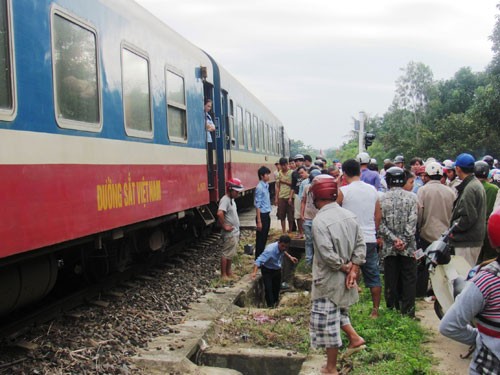 Tàu Thống Nhất tông nam thanh niên bay 10 mét Tàu Thống Nhất tông nam thanh niên bay 10 mét