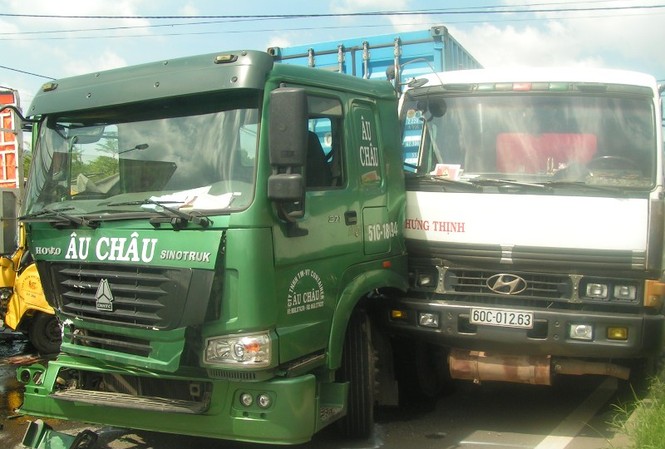 Bốn ô tô tông nhau, phụ xe chết thảm Bốn ô tô tông nhau, phụ xe chết thảm