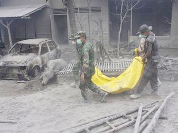 Indonesia: Núi lửa lại phun, 79 người thiệt mạng Binh lính Indonesia khiêng thi thể nạn nhân sau vụ núi lửa phun Ảnh: Reuters