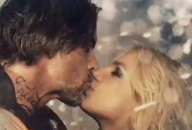 Britney và bạn trai diễn cảnh nóng trong video clip mới Britney và bạn trai diễn cảnh nóng trong video clip mới