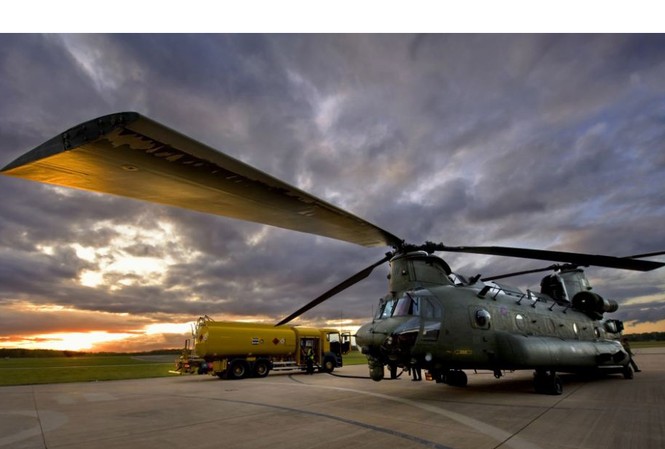 Ôtô bước vào làn sóng tăng giá Máy bay Chinook đang tiếp nhiên liệu ở căn cứ RAF Shawbury