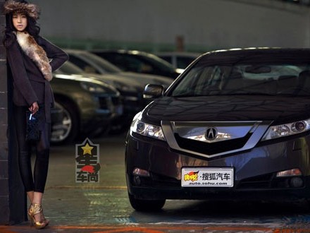‘Mùa đông không lạnh’ với người đẹp và xế hộp ‘Mùa đông không lạnh’ với người đẹp và xế hộp