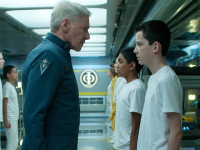 Giới đồng tính tẩy chay 'Trò chơi của Ender' Harrison Ford đào tạo chiến binh nhí trong " Ender's Game"