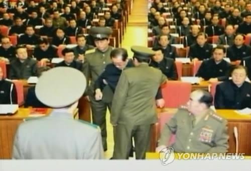 Chú của Kim Jong-un bị bắt ngay giữa phiên họp Chú của Kim Jong-un bị bắt ngay giữa phiên họp