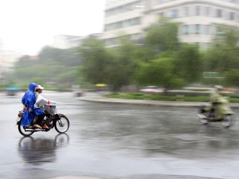 Miền Bắc nóng bức, đột nhiên không khí lạnh tràn về Miền Bắc nóng bức, đột nhiên không khí lạnh tràn về