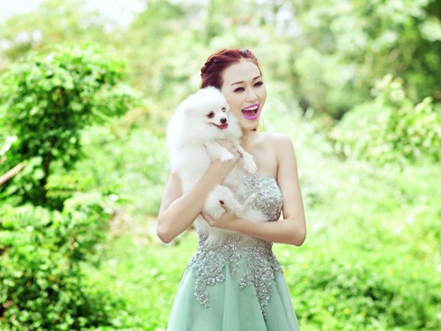 Khánh My khoe chân thon trong rừng hoang Khánh My khoe chân thon trong rừng hoang