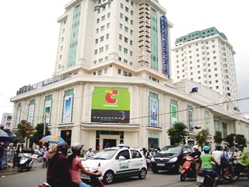 Vung mã tấu loạn đả trong siêu thị Vung mã tấu loạn đả trong siêu thị