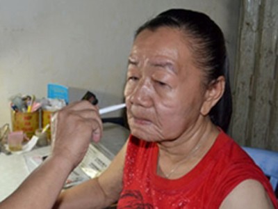 Trò chuyện với cô gái bỗng hóa bà già Trò chuyện với cô gái bỗng hóa bà già